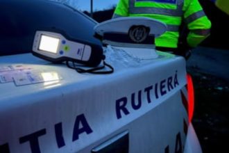 Polițiști din Valea Jiului efectuând testări cu aparatul etilotest în cadrul unei acțiuni de amploare în Vulcan, Petrila și Lupeni, unde au fost reținute zeci de permise.