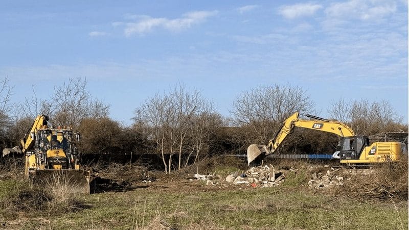 Echipe de salubritate curățând un teren de 2 hectare lângă Lacul Balaurul din Timișoara pentru transformarea în zonă de recreere.