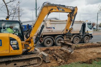Utilaje și trotuare decopertate pe bulevardul Liviu Rebreanu din Timișoara, segmentul spre strada Arieș.