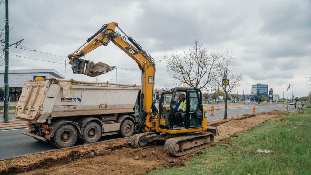 Utilaje și trotuare decopertate pe bulevardul Liviu Rebreanu din Timișoara, segmentul spre strada Arieș.