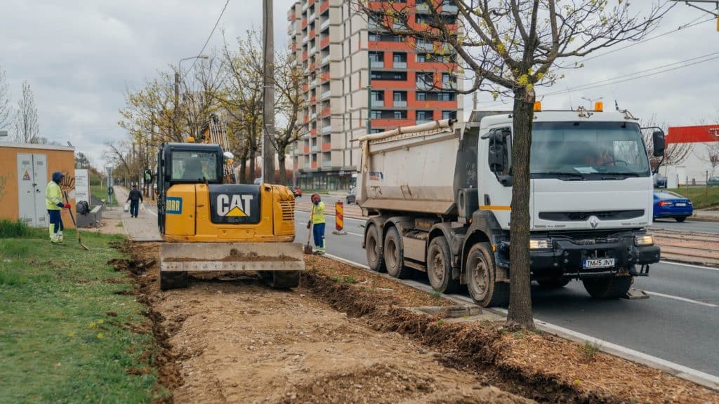 Utilaje și trotuare decopertate pe bulevardul Liviu Rebreanu din Timișoara, segmentul spre strada Arieș.