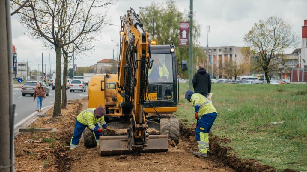 Utilaje și trotuare decopertate pe bulevardul Liviu Rebreanu din Timișoara, segmentul spre strada Arieș.