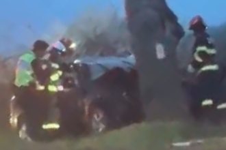 accident pe DN6 între Sânnicolau Mare și Tomnatic, mașină intrată într-un copac