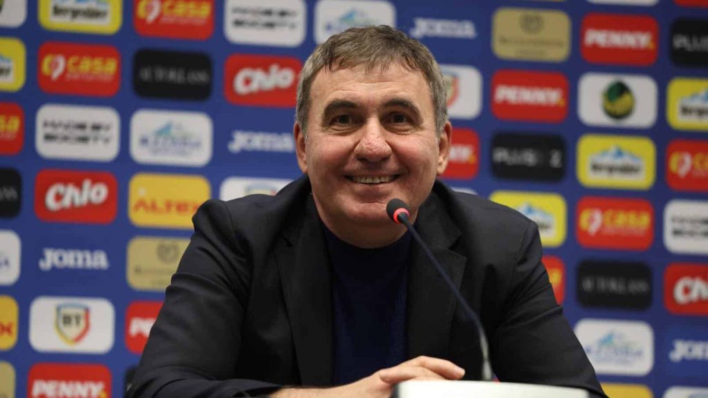 Gheorghe Hagi la conferința de presă FRF, fiind prezentat oficial ca noul selecționer al României după decesul lui Mircea Lucescu.