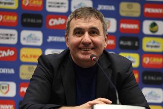Gheorghe Hagi la conferința de presă FRF, fiind prezentat oficial ca noul selecționer al României după decesul lui Mircea Lucescu.