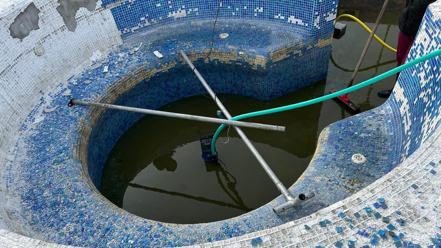 Echipe de muncitori lucrând la refacerea instalațiilor distruse de la ștrandul municipal din Lugoj.