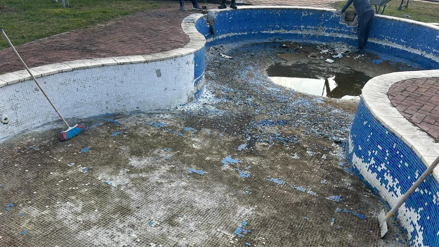 Echipe de muncitori lucrând la refacerea instalațiilor distruse de la ștrandul municipal din Lugoj.