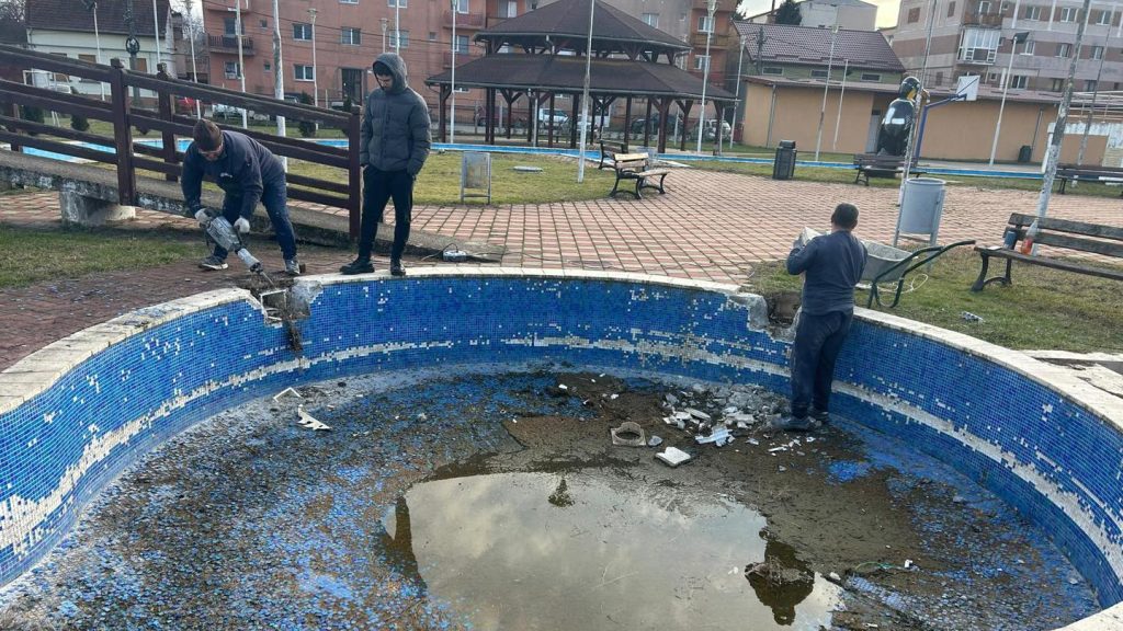 Echipe de muncitori lucrând la refacerea instalațiilor distruse de la ștrandul municipal din Lugoj.