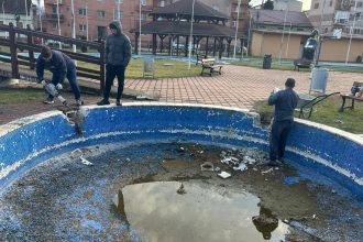 Echipe de muncitori lucrând la refacerea instalațiilor distruse de la ștrandul municipal din Lugoj.