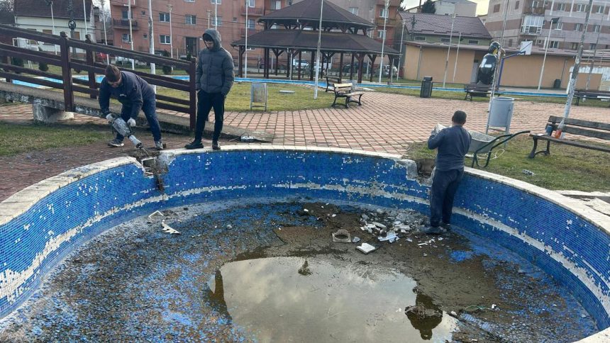 Echipe de muncitori lucrând la refacerea instalațiilor distruse de la ștrandul municipal din Lugoj.