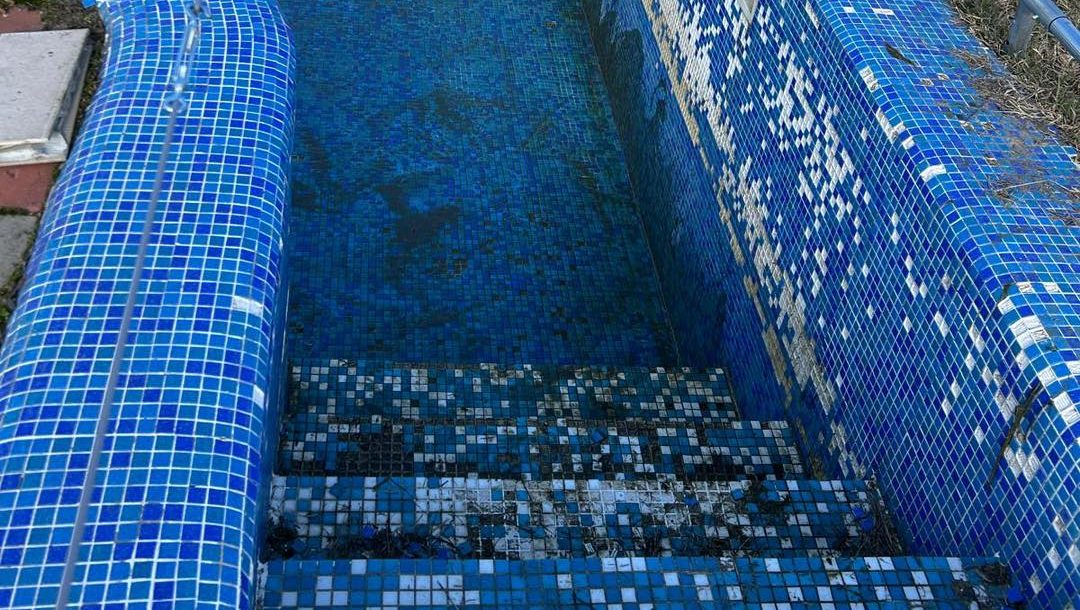 Echipe de muncitori lucrând la refacerea instalațiilor distruse de la ștrandul municipal din Lugoj.