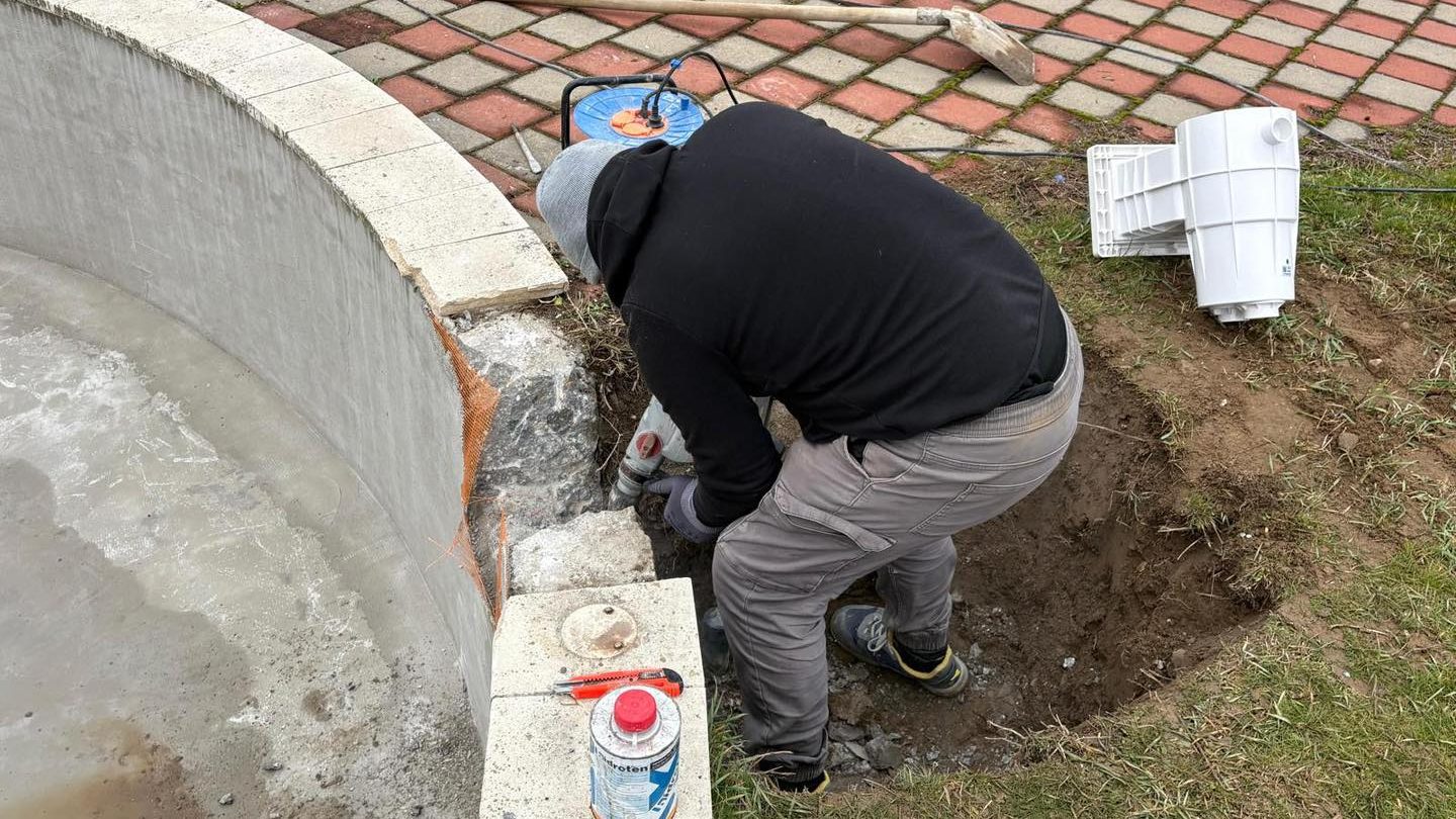 Echipe de muncitori lucrând la refacerea instalațiilor distruse de la ștrandul municipal din Lugoj.