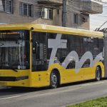 Echipaj de poliție intervenind la un incident pe linia de firobuz M11, în stația de lângă Parcul Botanic din Timișoara.