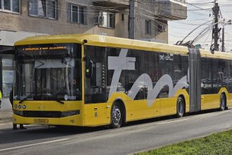 Echipaj de poliție intervenind la un incident pe linia de firobuz M11, în stația de lângă Parcul Botanic din Timișoara.