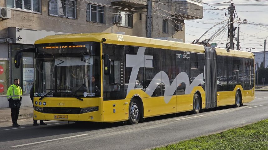 Echipaj de poliție intervenind la un incident pe linia de firobuz M11, în stația de lângă Parcul Botanic din Timișoara.