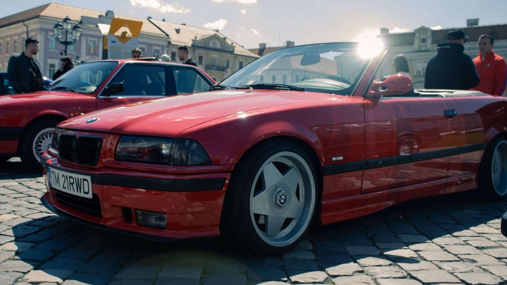 Expoziție de mașini clasice și vehicule istorice de colecție aliniate în fața Domului Romano-Catolic din Piața Unirii, Timișoara.