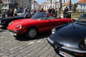 Expoziție de mașini clasice și vehicule istorice de colecție aliniate în fața Domului Romano-Catolic din Piața Unirii, Timișoara.