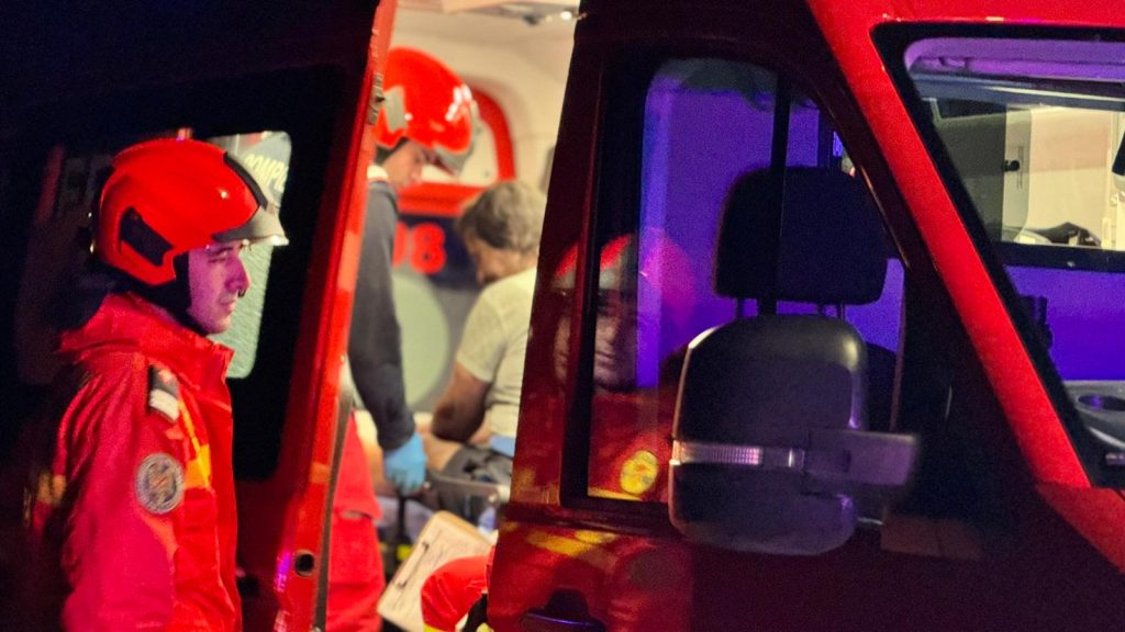 Incendiu în miez de noapte la Urseni. O bătrână a fost transportată la spital după ce a inhalat fum