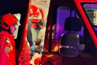 Incendiu în miez de noapte la Urseni. O bătrână a fost transportată la spital după ce a inhalat fum