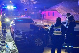 Autoutilitară avariată după ce a lovit două vehicule staționate regulamentar în afara șoselei la Remetea Mare.