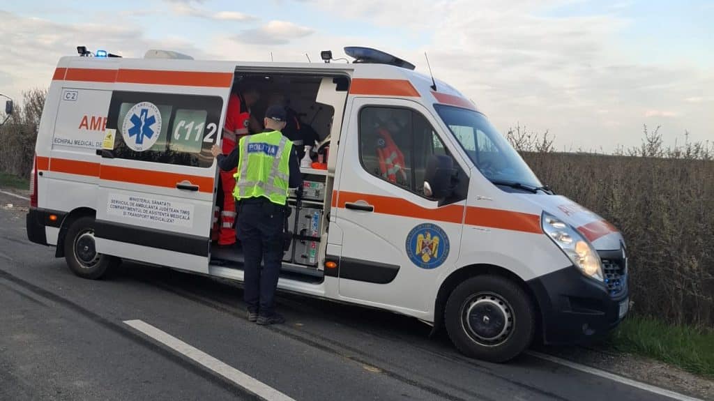 Accident rutier produs pe drumul județean DJ 682, între localitățile Saravale și Sânnicolau Mare.