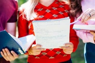Elevi și profesori participând la o etapă națională de olimpiadă școlară susținută financiar de Primăria Timișoara.