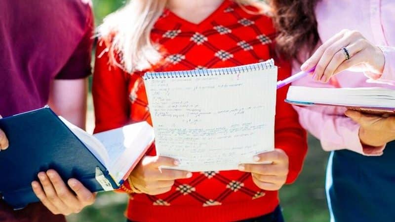 Elevi și profesori participând la o etapă națională de olimpiadă școlară susținută financiar de Primăria Timișoara.