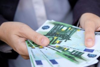 Control amănunțit al polițiștilor de frontieră la Moravița asupra unui microbuz încărcat cu deșeuri electrocasnice și anvelope.