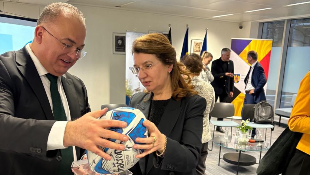 Rectorul USVT Timișoara, Cosmin Alin Popescu, la lansarea campaniei Uniți prin Educație în Belgia, alături de oficialități.