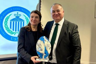 Rectorul USVT Timișoara, Cosmin Alin Popescu, la lansarea campaniei Uniți prin Educație în Belgia, alături de oficialități.