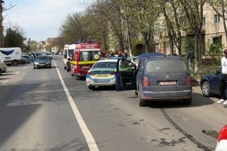 Intervenție SMURD și Poliție la un accident rutier cu trei mașini pe strada Sfinții Apostoli Petru și Pavel din Timișoara.
