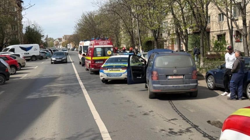 Intervenție SMURD și Poliție la un accident rutier cu trei mașini pe strada Sfinții Apostoli Petru și Pavel din Timișoara.