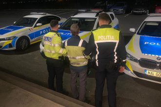 Echipaj al Poliției Autostrăzi A1 efectuând un control bahic în zona localității Ilia.