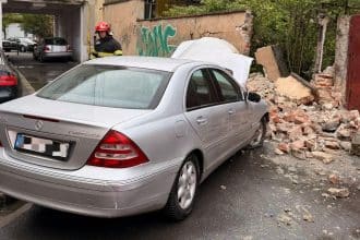 Imagine de pe strada Coriolan Băran din Timișoara, unde un autoturism a intrat în coliziune cu șase vehicule parcate regulamentar.