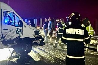 Intervenție de noapte a echipajelor SMURD și Poliției Autostrăzi la km 518 pe A1, unde un microbuz a intrat în coliziune cu un camion.