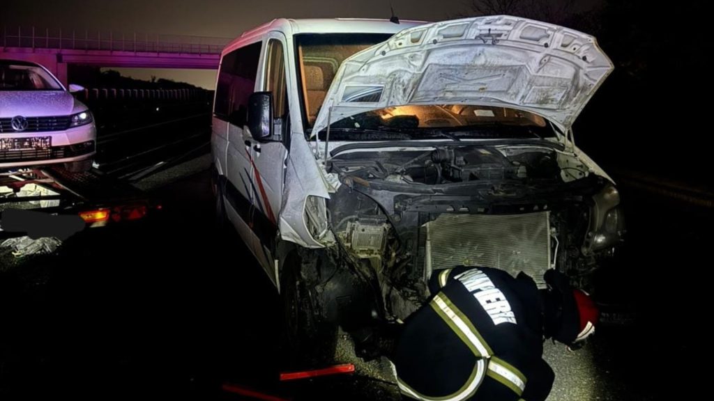 Intervenție de noapte a echipajelor SMURD și Poliției Autostrăzi la km 518 pe A1, unde un microbuz a intrat în coliziune cu un camion.