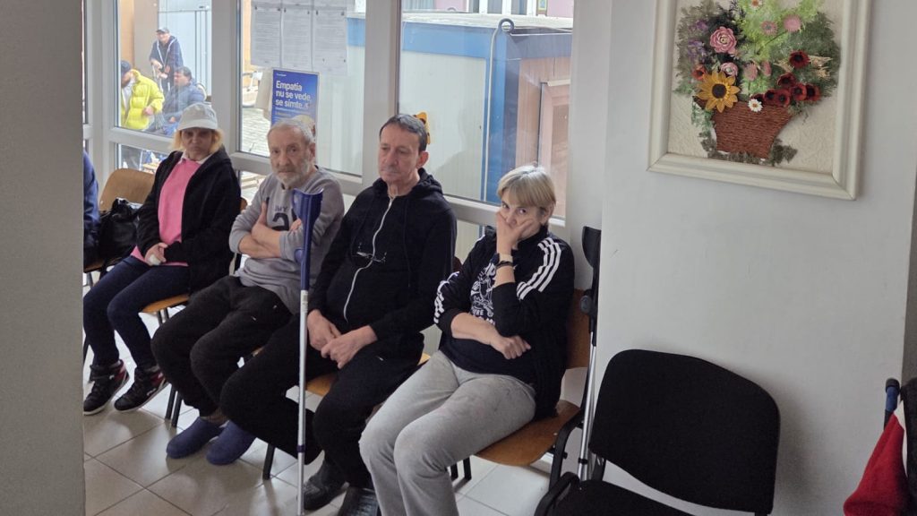 Medici voluntari din Timișoara oferind consultații medicale și analize rapide persoanelor vulnerabile la adăpostul Sfântul Francisc.