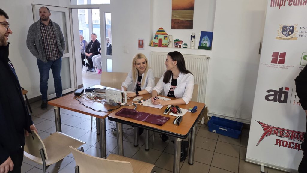 Medici voluntari din Timișoara oferind consultații medicale și analize rapide persoanelor vulnerabile la adăpostul Sfântul Francisc.