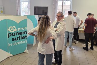 Medici voluntari din Timișoara oferind consultații medicale și analize rapide persoanelor vulnerabile la adăpostul Sfântul Francisc.