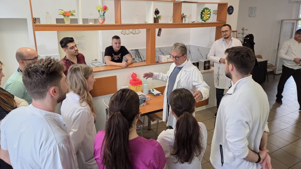 Medici voluntari din Timișoara oferind consultații medicale și analize rapide persoanelor vulnerabile la adăpostul Sfântul Francisc.