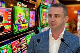 Președintele CJ Timiș, Alfred Simonis, prezentând inițiativa de finanțare a școlilor în schimbul eliminării sălilor de jocuri de noroc.