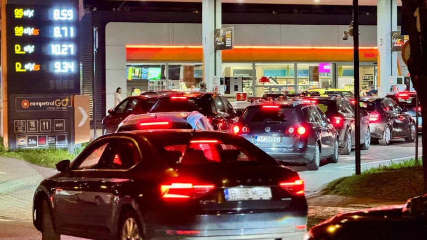 Zeci de mașini așteptând la rând la o stație de alimentare Rompetrol din Timișoara pentru a profita de ieftinirea benzinei.
