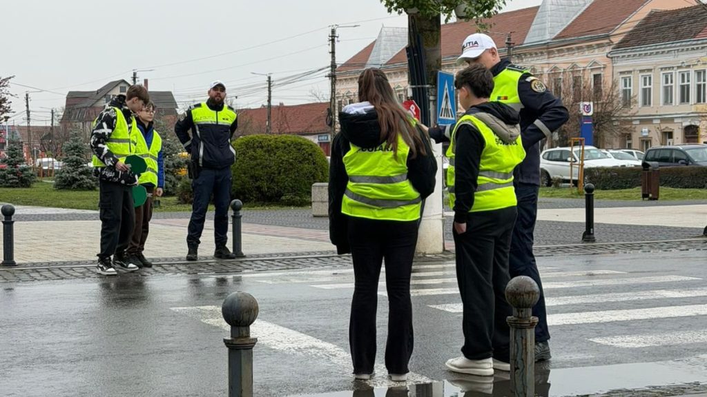 Educație rutieră la Școala Gimnazială Jimbolia: Peste 70 de elevi au învățat regulile de circulație de la polițiștii IPJ Timiș