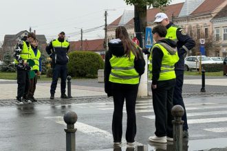 Educație rutieră la Școala Gimnazială Jimbolia: Peste 70 de elevi au învățat regulile de circulație de la polițiștii IPJ Timiș