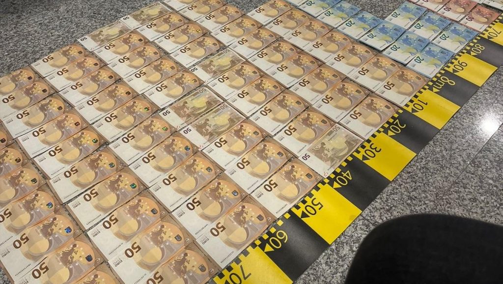 Tehnologie avansată pentru furturi auto: Doi cetățeni georgieni, prinși de polițiștii din Timiș după ce au spart mașini în Dumbrăvița