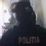 Mascații SAS intervenind la o percheziție domiciliară în județul Timiș pentru depistarea armelor deținute ilegal.