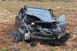 Accident cu trei victime în Zeicani, Hunedoara. Pompierii din Totești și echipajele SMURD au intervenit pentru salvarea a doi bărbați și a unei femei.