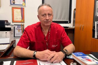 Prof. univ. dr. Ovidiu Mederle de la Spitalul Municipal Timișoara oferind sfaturi despre alimentația moderată de Paște.