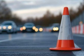 Utilaje de șantier și balize de semnalizare pe o stradă din Timișoara, blocând parțial traficul pentru lucrări la rețele.