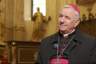Episcopul József Csaba Pál transmițând mesajul de Paște în fața altarului Domului Romano-Catolic din Piața Unirii, Timișoara.